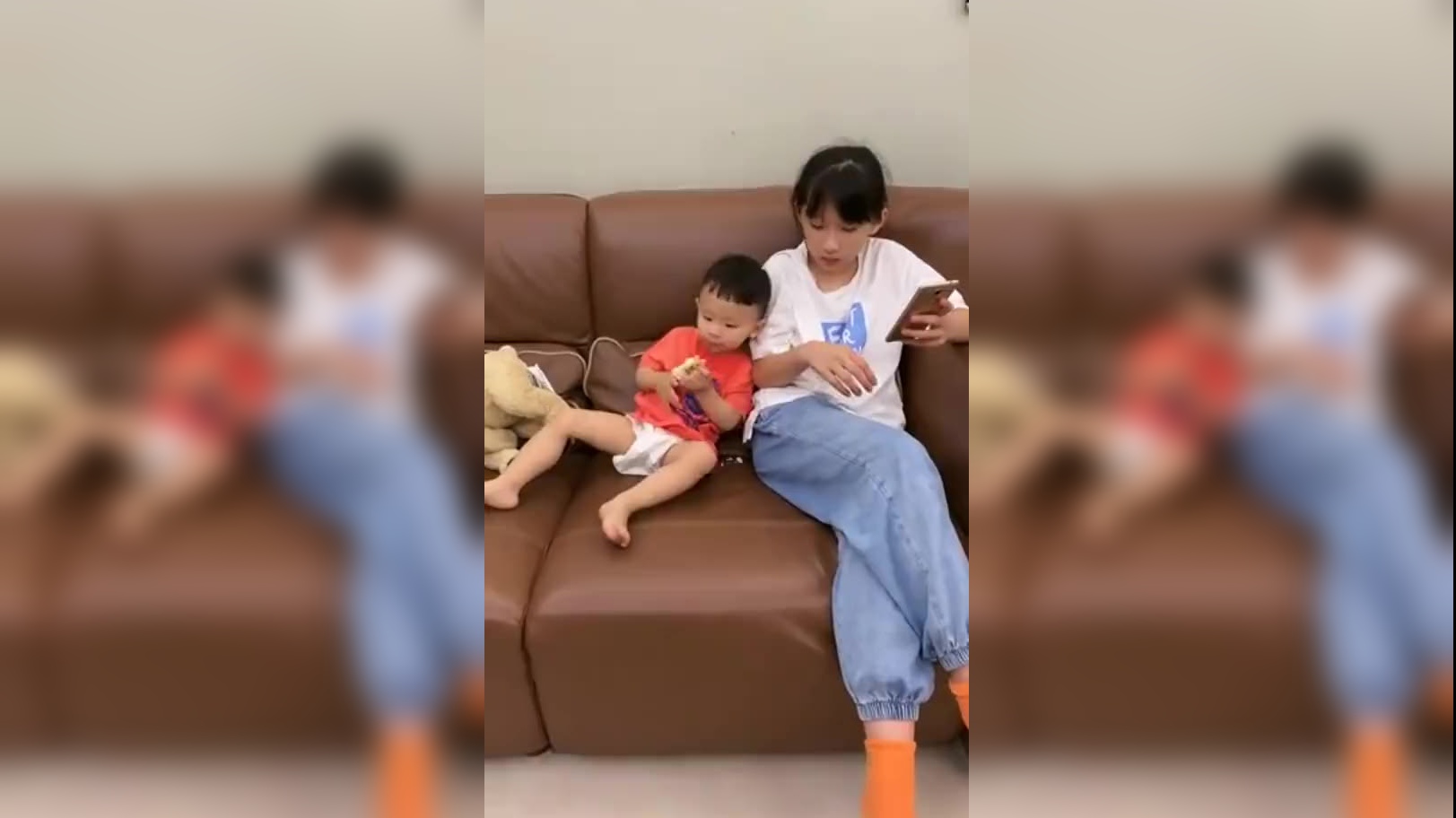 相差20岁的姐弟,姐弟俩看搞笑视频,妈妈来了,弟弟反应绝了!