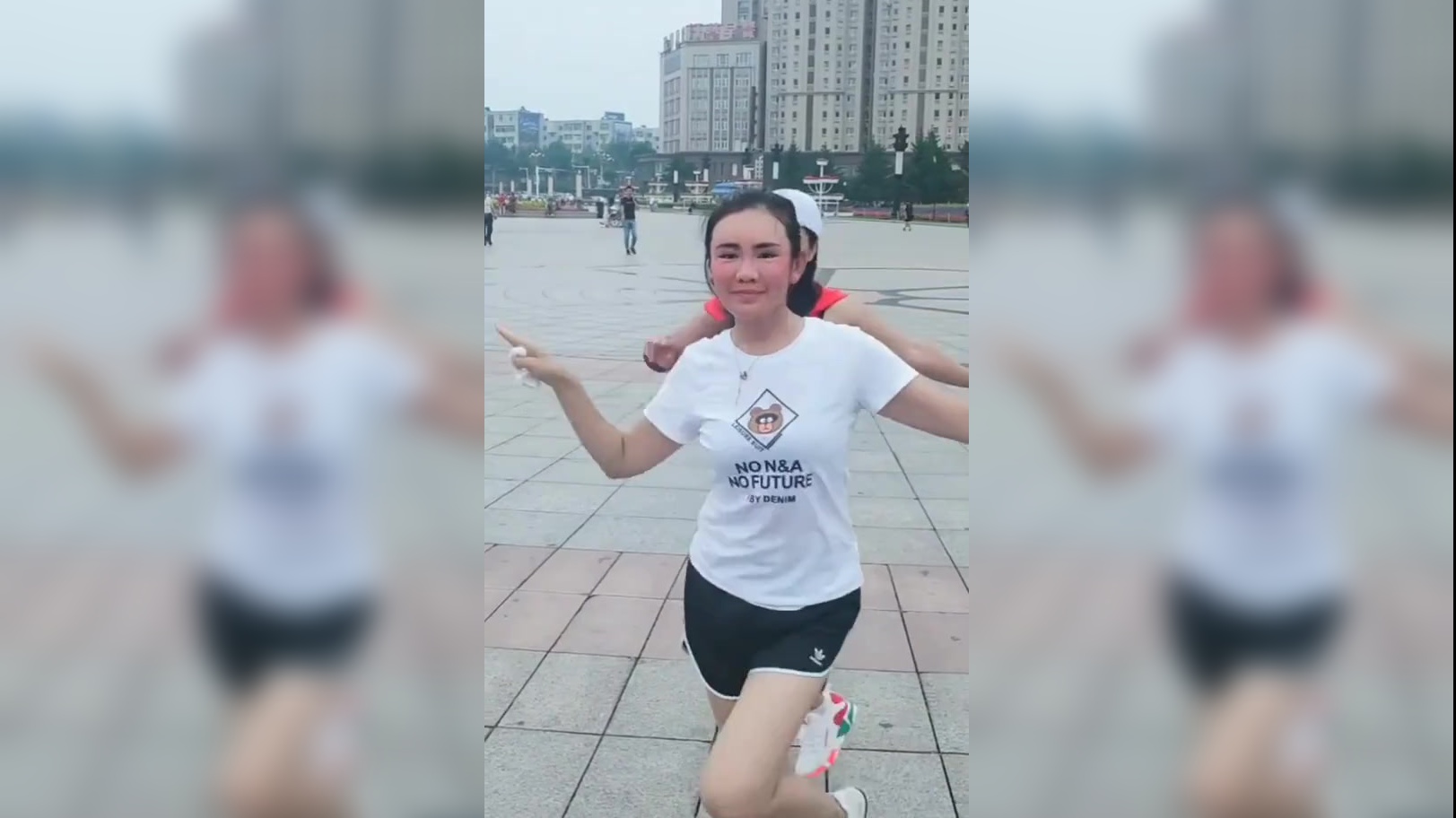 丹丹和大姐打出了第一套样板,俩人做好了一炮成名,做不好打回原形