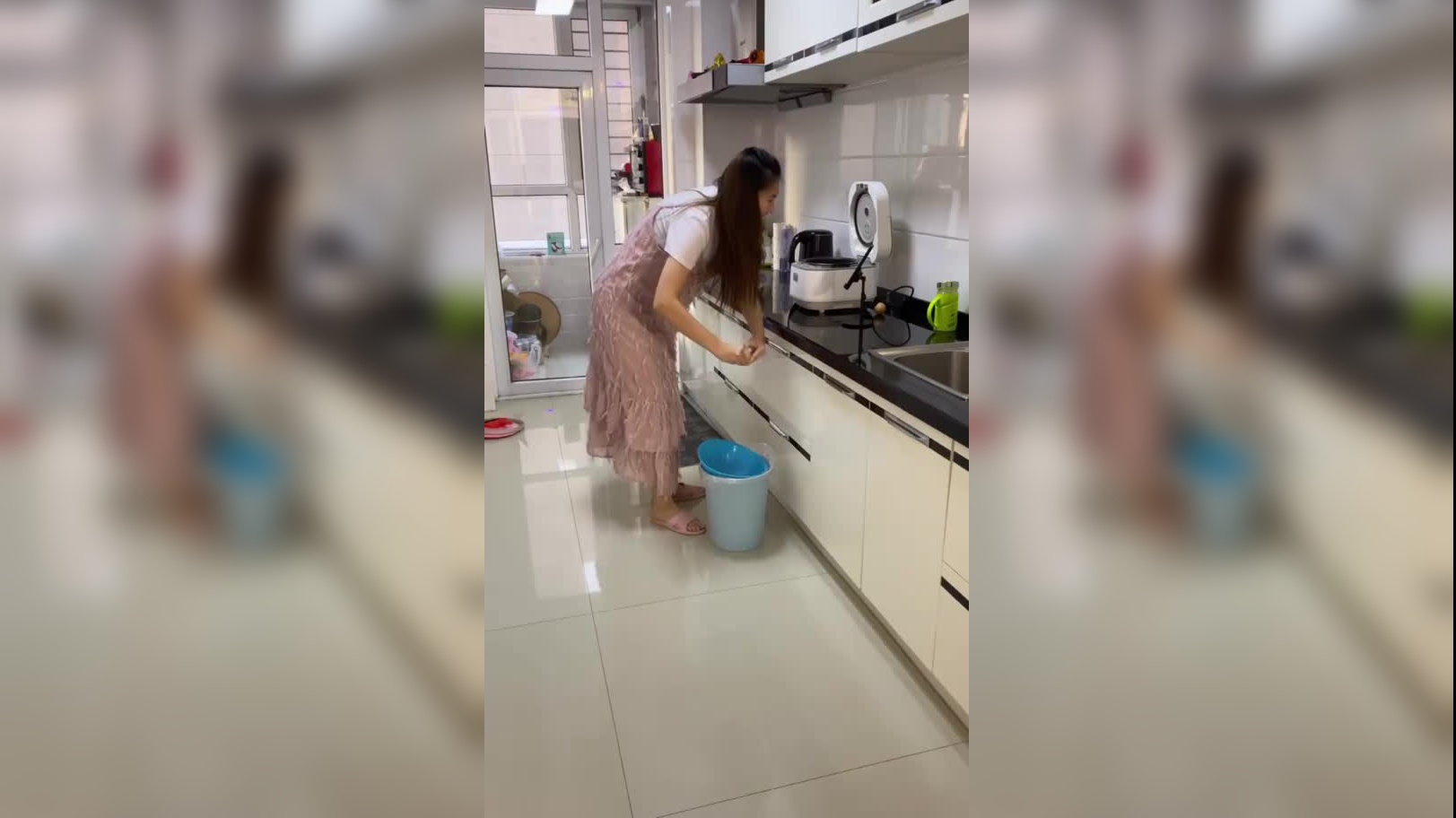 博士老公亲自下厨,招待老婆,老婆苦着脸夸好吃