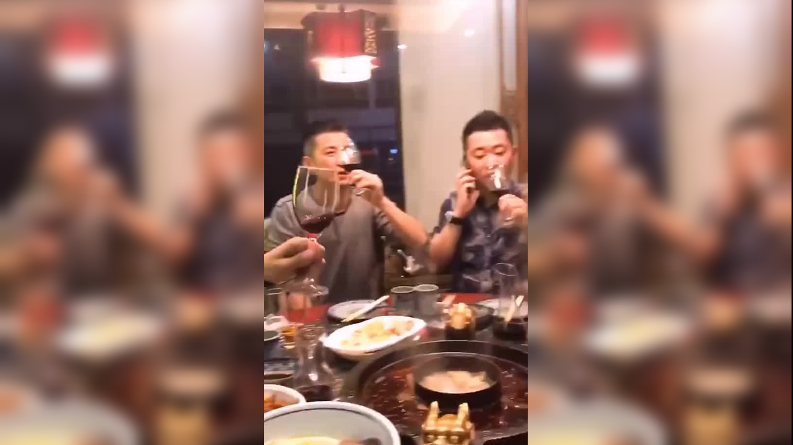 高中同学们正在聚会,这时进来了一位大叔,说要娶她们其中的一位