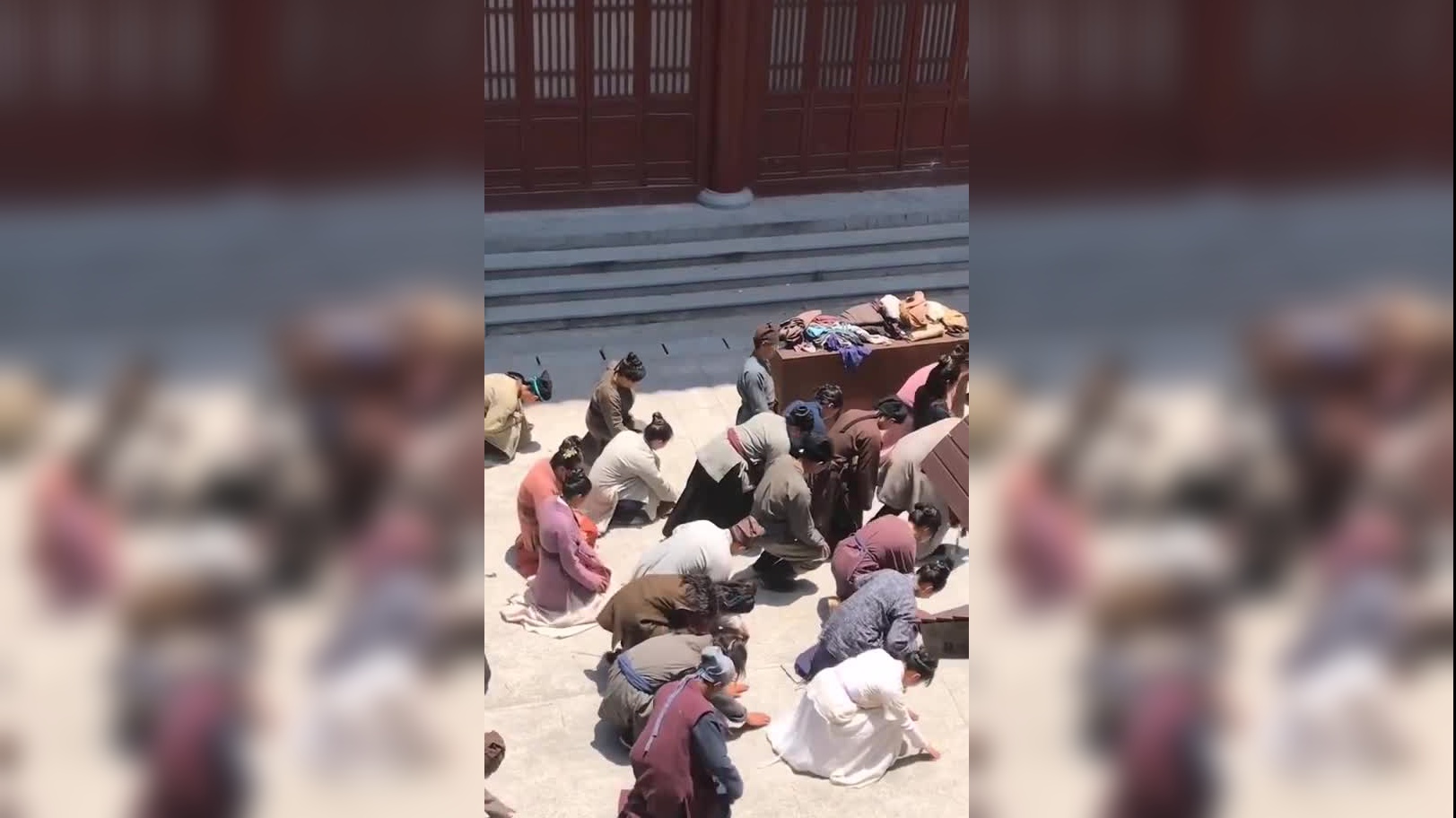 媳妇进门下跪给公婆敬茶,没想婆婆出手如此阔绰,可把美女乐坏