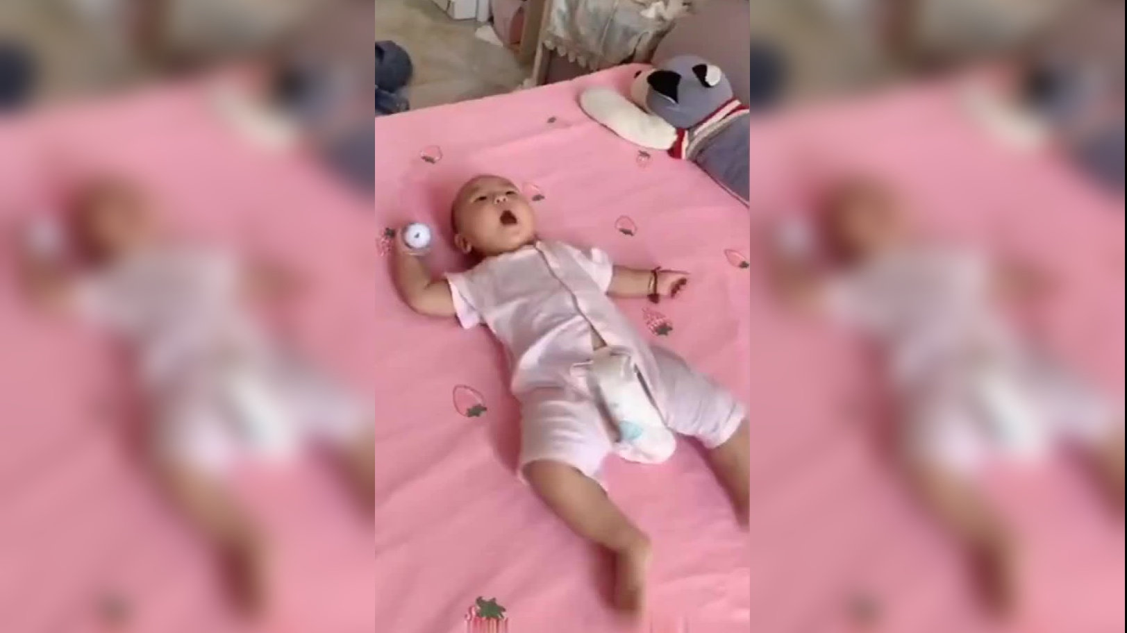 六个月小宝宝想鲤鱼打挺,结果没成功,最后直接干脆坐起来吧!