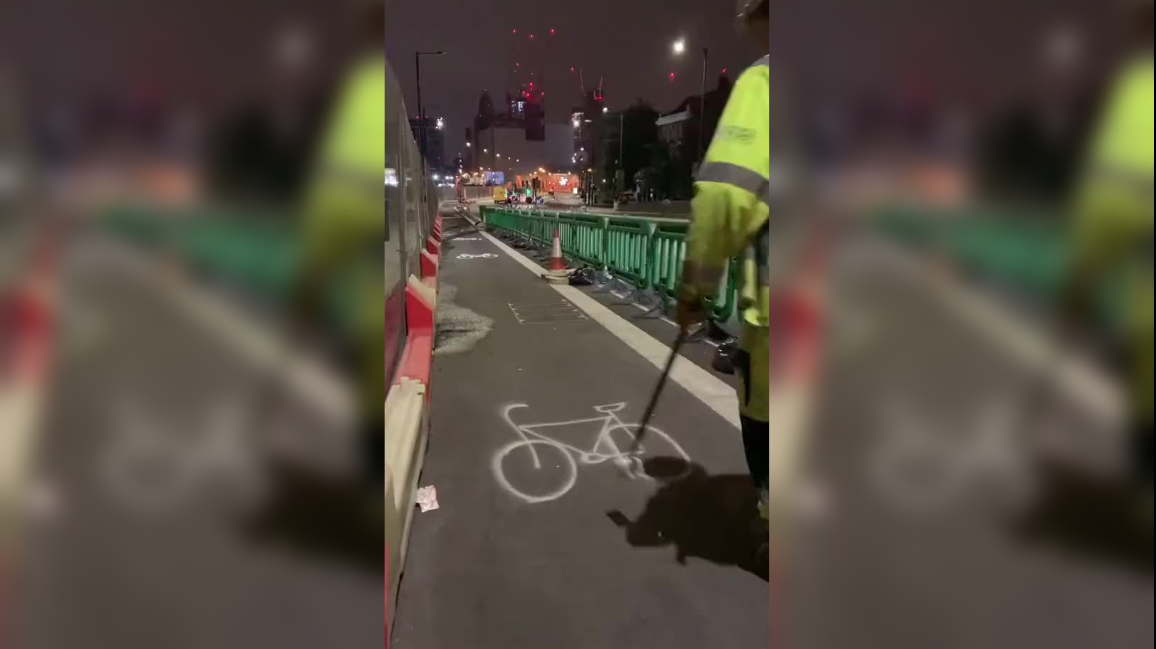 机车妹纸不慎滑进大排摩托后轮