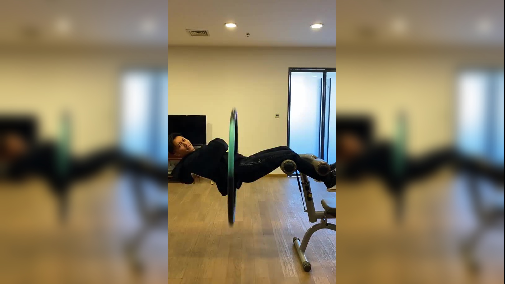 朋友们,你们在练铁腿功吧