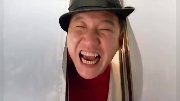 整蛊专家:大傻哥找整蛊专家,不料刚一开门差点就摔死,吓惨了