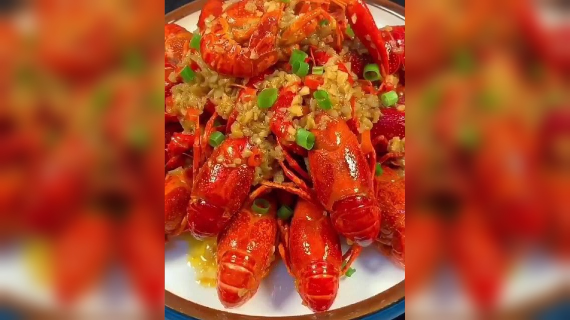 胖妹做蒜香小龙虾,懒人做法味道香,差点把手夹没了