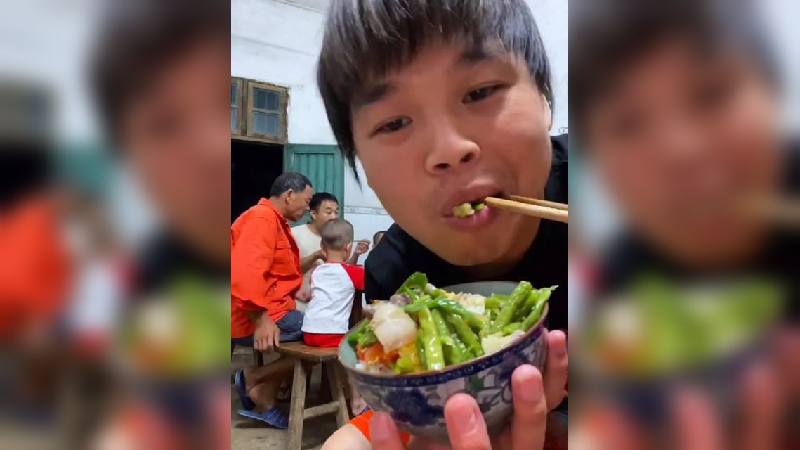 农村浪人:今天和兄弟们吃荔枝,然后回家吃饭