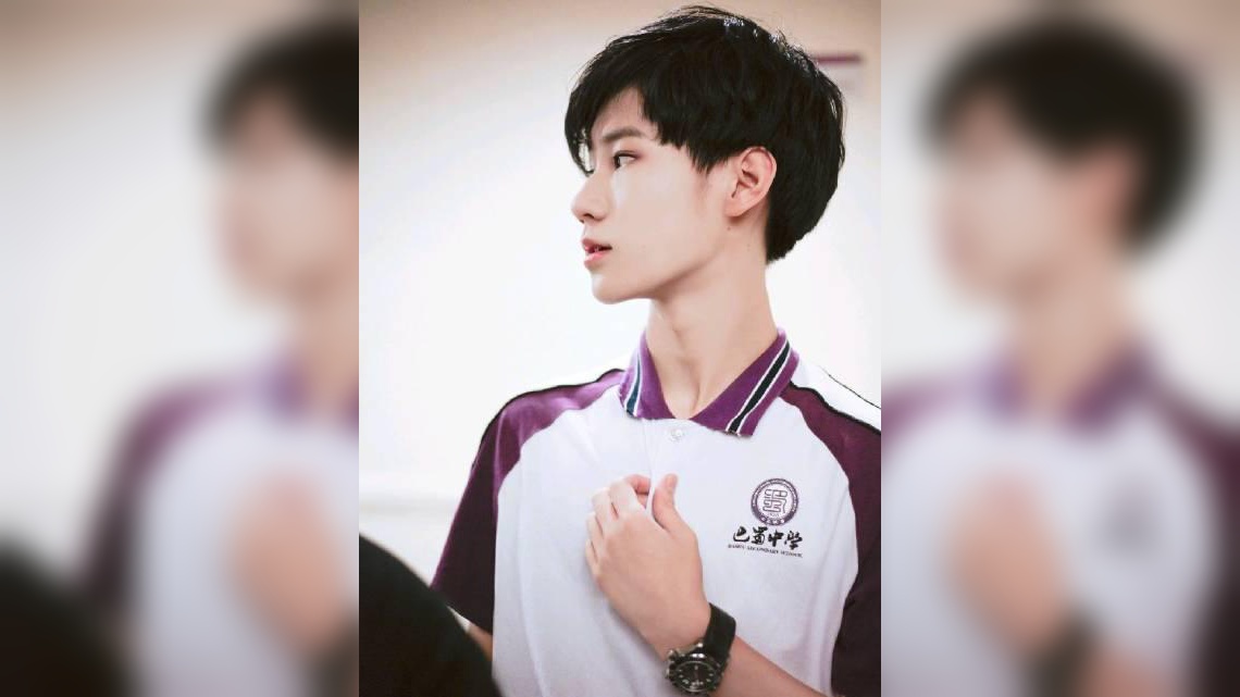 路人镜头下的巴蜀学生张真源,穿着校服的高二学长