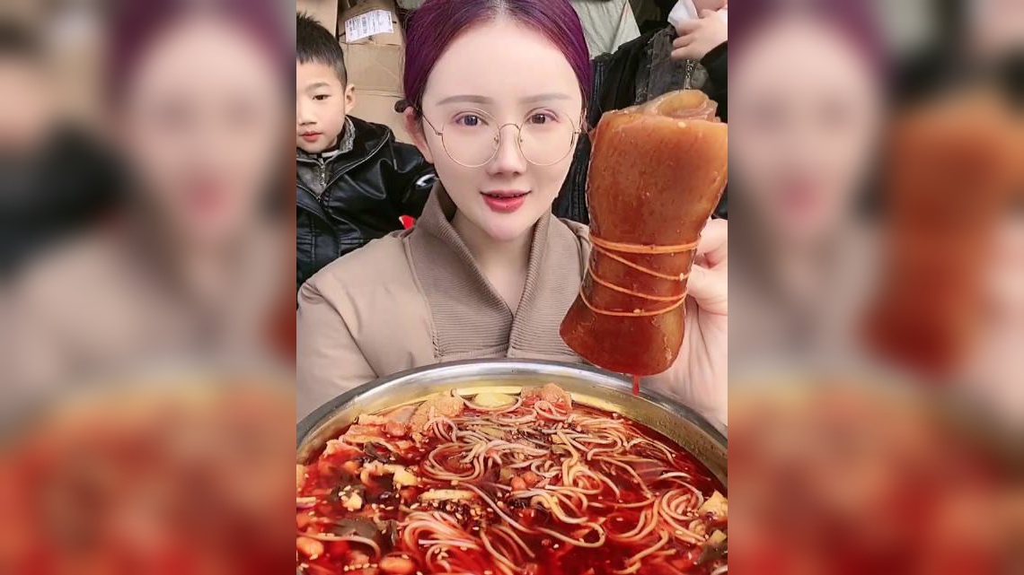 爆辣螺蛳粉配大猪皮辣椒姐