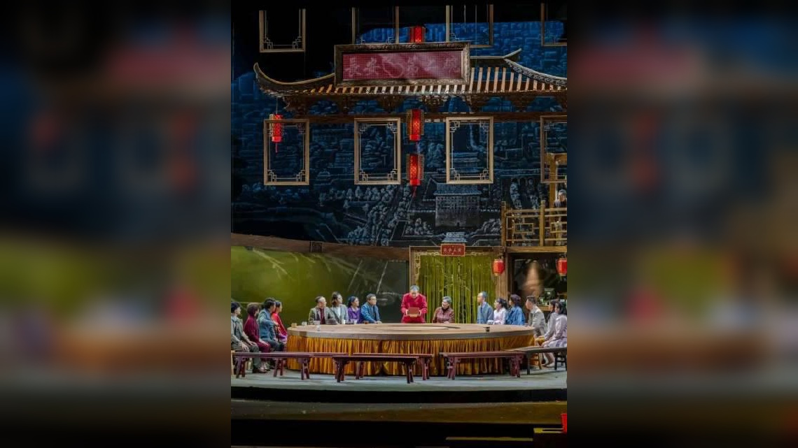 雅洲奇迹组合在台上唱九九艳阳天,民歌别有一番滋味,让人听不够