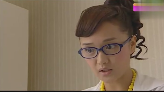 小月用严莉莉变魔术,美琪美雪觉得徽章很奇怪,小蓝一起去看看