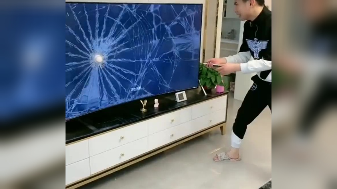 败家娘们竟然把电视砸碎了,吓我一跳!