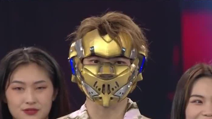 蒙面舞王:小霸王对自己的能力非常有自信,能帮助头盔哥炸翻舞台