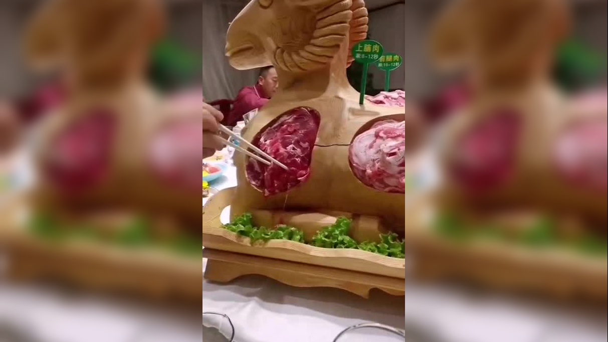 纠正蛋黄跳舞动作的摇摆羊