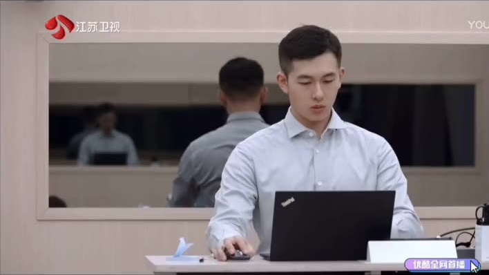 北大学霸林鹰谷正装秀身材,耶斯莫拉!