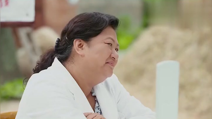 胖嫂让男子赶快干活去,没想男子这么说,还说要进城赶集去!