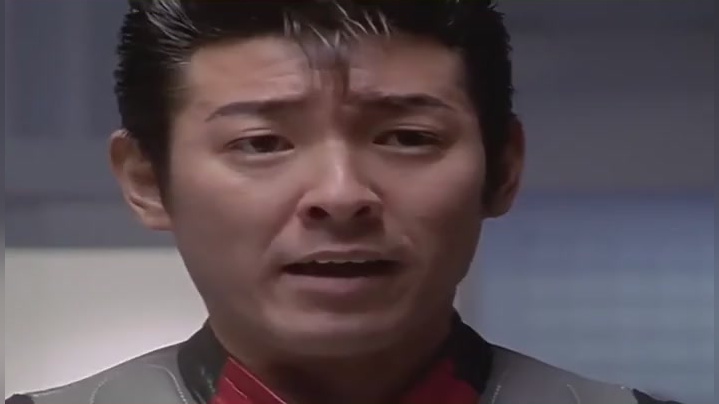 戴拿奥特曼,队长出差了,飞鸟想趁机偷懒,被幸田揪住耳朵教训