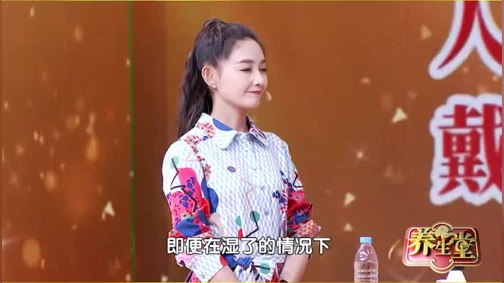 霞姐回北京,老公早早前来迎接,见面就嘘寒问暖,四口团聚真幸福