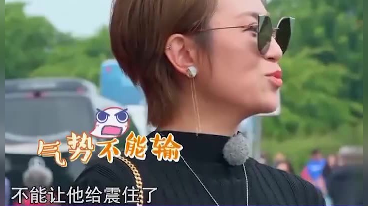 杨光的快乐生活:杨光吃着8个鸡蛋的煎饼果子,条子也眼馋