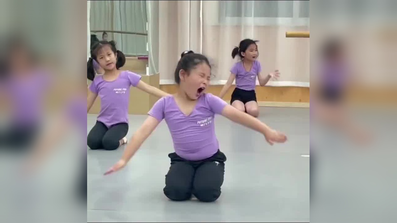 小女孩跳舞跳出表情包