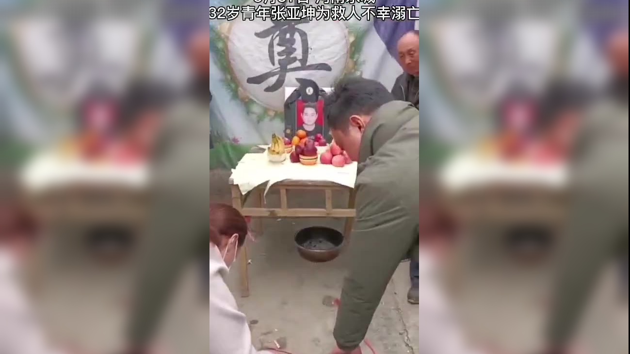 河南永城小伙为救人不幸溺亡,被救者登门磕头致谢