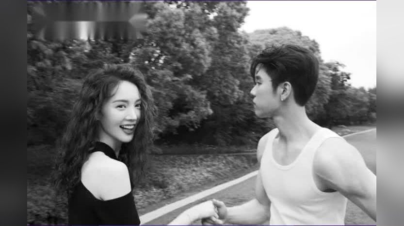 金晨李斯丹妮挽手散步,虽然但是我全程都在看金晨身材