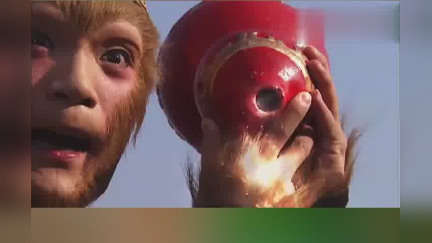 悟空把银角大王收到葫芦里,金角大王大吃一惊,八戒乐了