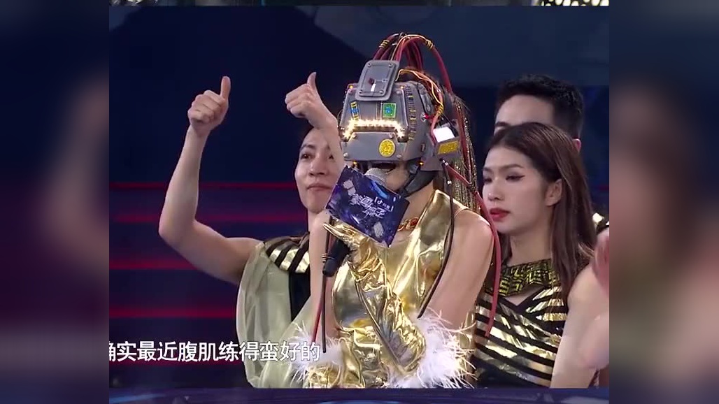 宋佳唱《爱如潮水》,王耀庆魔性配动作,宋佳看了差点唱不下去!