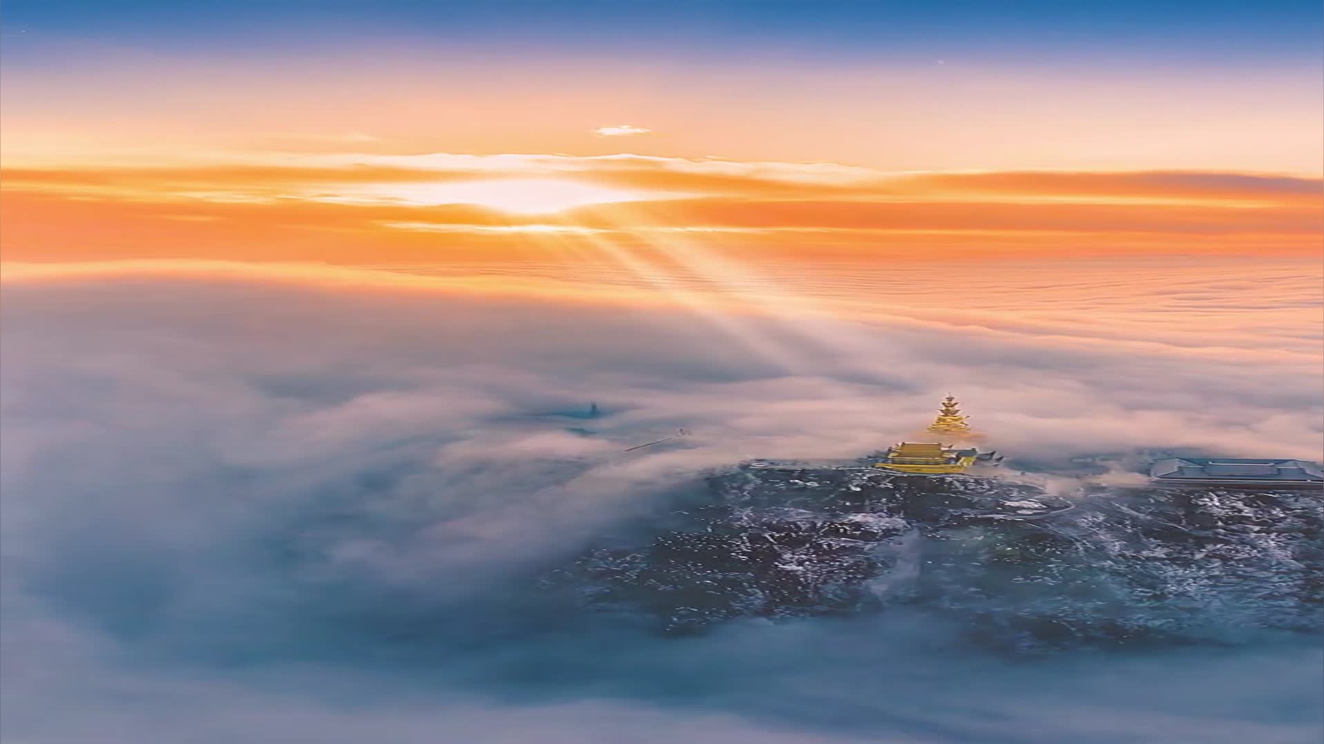 云海之上,苍穹之下,腾云驾雾,俯瞰山巅美景,远观朝阳破晓