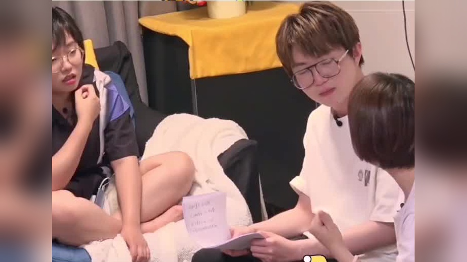 当肖战在星光大赏台上唱歌时,台下龙丹妮的表情绝了!