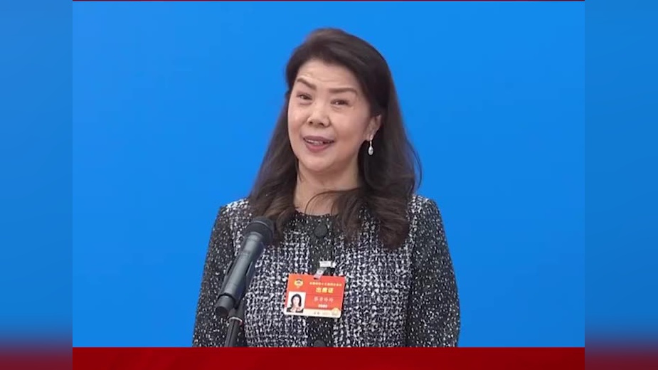 你好委员蔡黄玲玲通过举办升旗仪式来培养香港孩子的爱国情怀