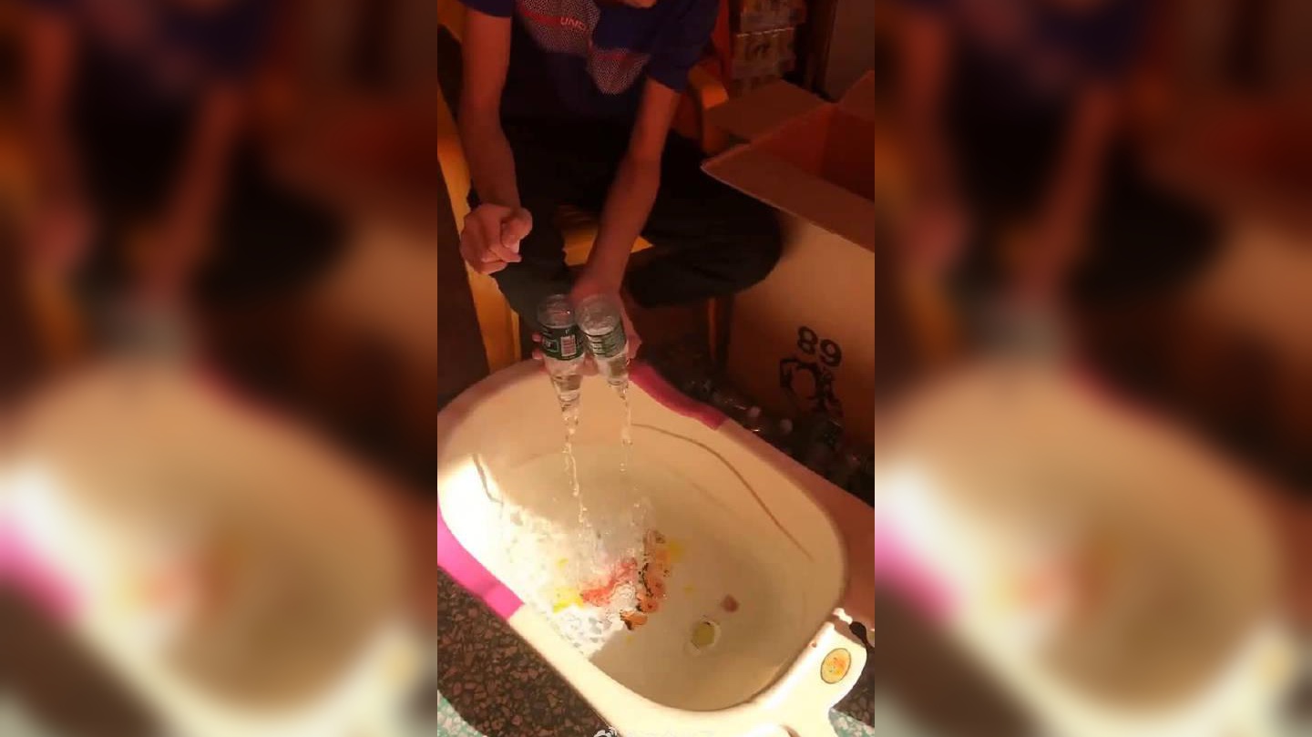 家庭幽默录像:宝宝给爸爸肚子"充气",爸爸露出了满脸的宠溺