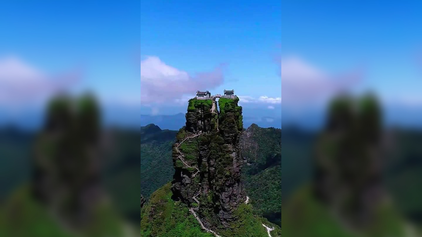 男主来到圣山之巅,他来这里玩耍只是为了追逐相反雨