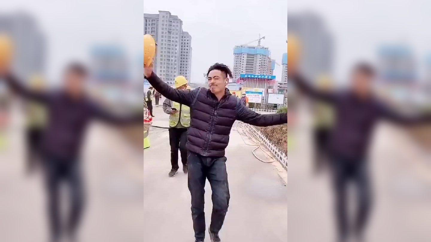 听说这个人和杨烁长得很像,家人们看看像吗工地乱不乱