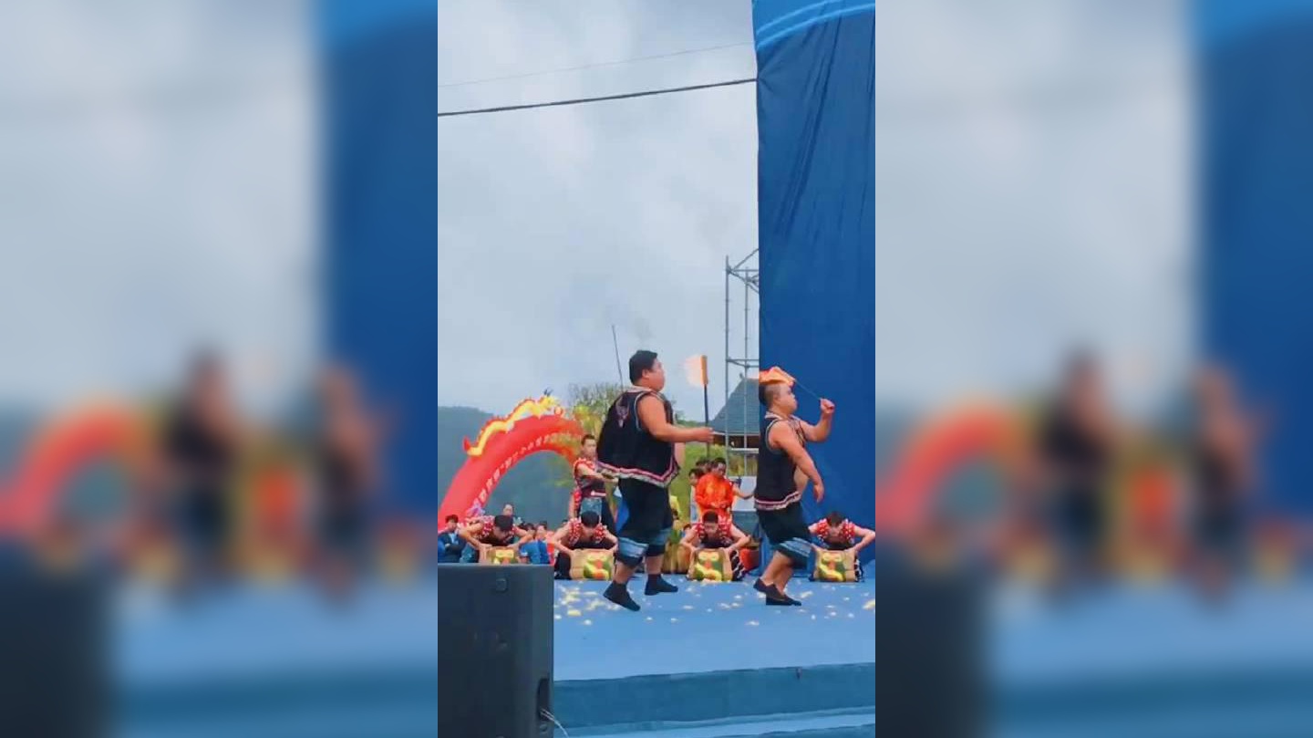 柔术女王表演钻箱绝技,整个人竟然都进入了箱子,全场咋舌