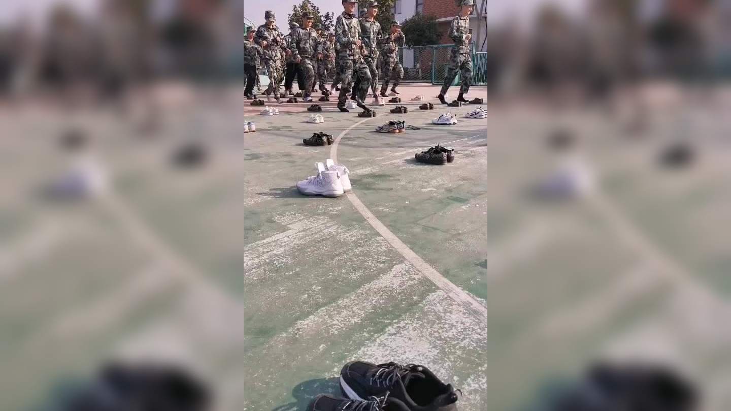 中学军训汇演 3千人再现"活字印刷"