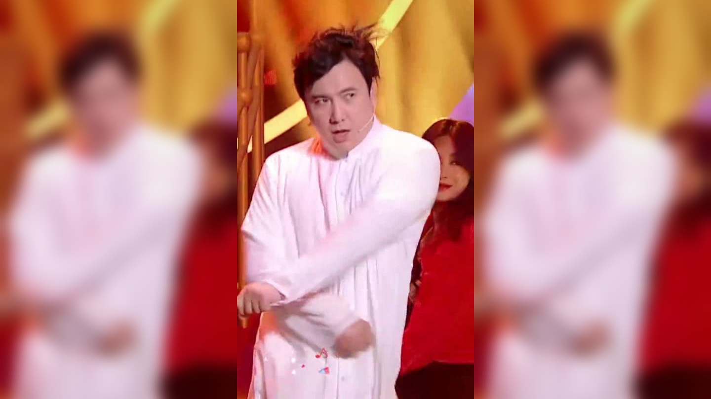 明星魔性唱跳系列,沈腾毫无灵魂演唱《咚巴拉》,一开口逗笑全场