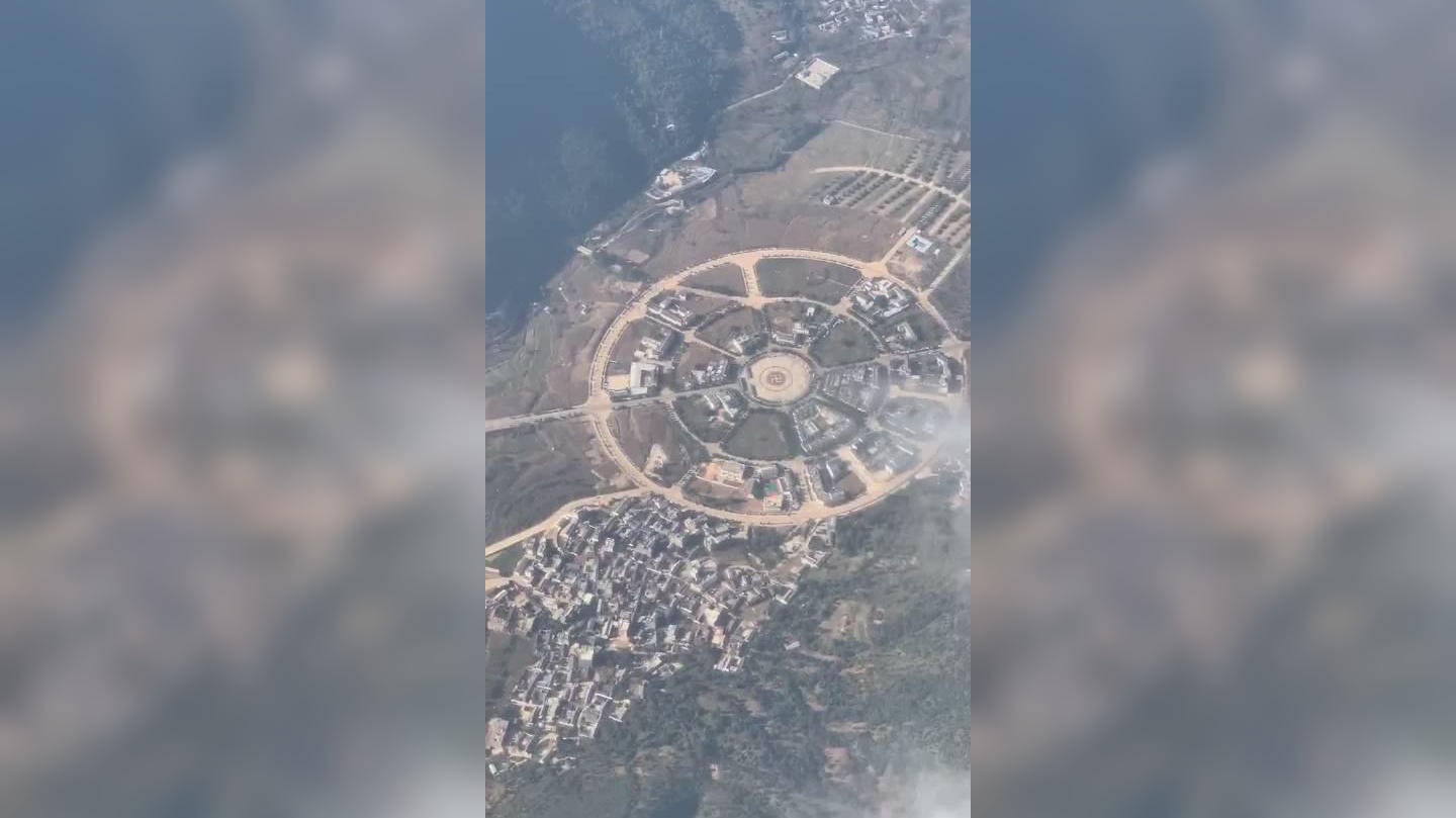 非常难得,航班在降落大理前,拍摄到了鸡足山八卦阵地.