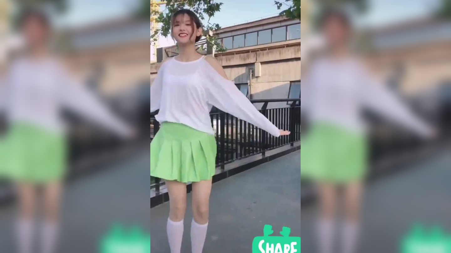 网红桥:演戏剧性的一幕,绵羊队小姐姐集体放水,画面太美