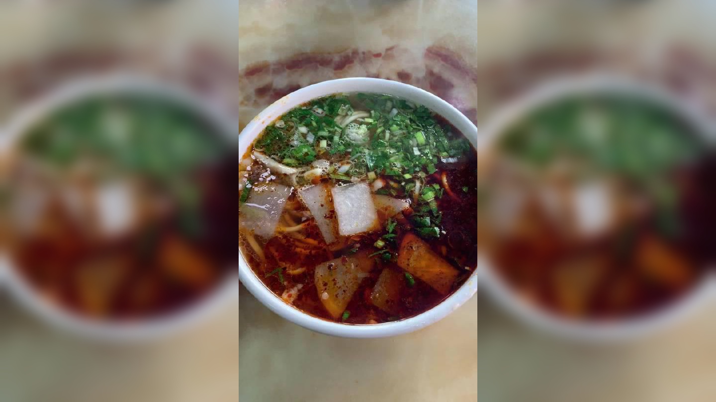 兰州一餐馆推出鸳鸯牛肉面:面碗是专门定制,适合情侣和有小孩的顾客