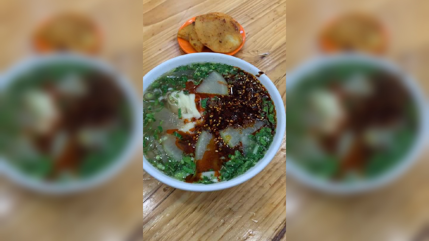 兰州一餐馆推出鸳鸯牛肉面:面碗是专门定制,适合情侣和有小孩的顾客