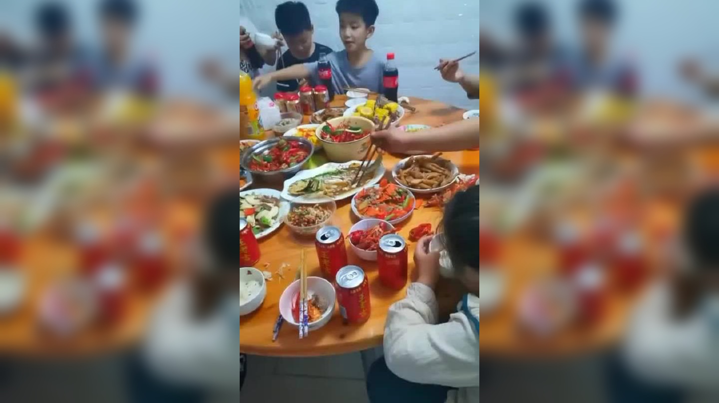 5个小学生一起来聚餐,就差喝酒了,真是人小鬼大啊