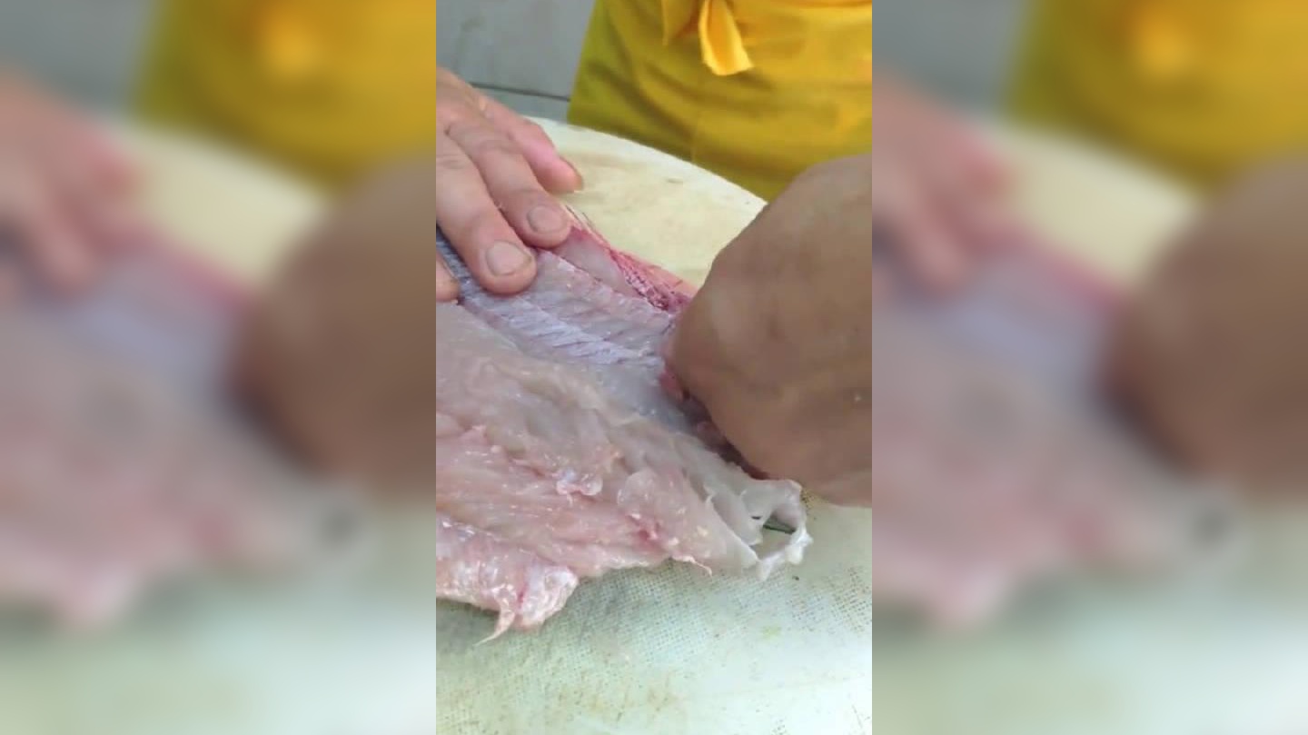 大厨不愧是大厨,拔鱼刺都这么潇洒!这就是传说中的"龙骨"吗?