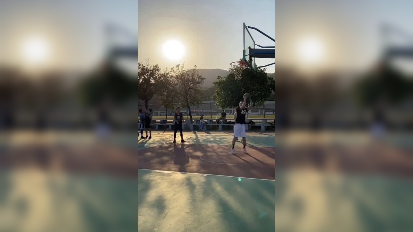 美丽的夕阳下,在球场和一群老铁一起扣篮真的舒服