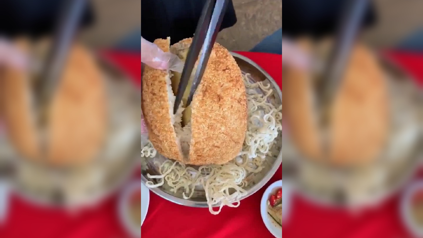 麻辣兄弟做2只叫花鸡撕开荷叶香气扑鼻,用手扯着吃,真过瘾