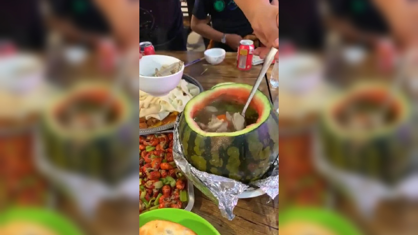 老公拿吃完的西瓜炖排骨,闺蜜看到连瓜皮都吃