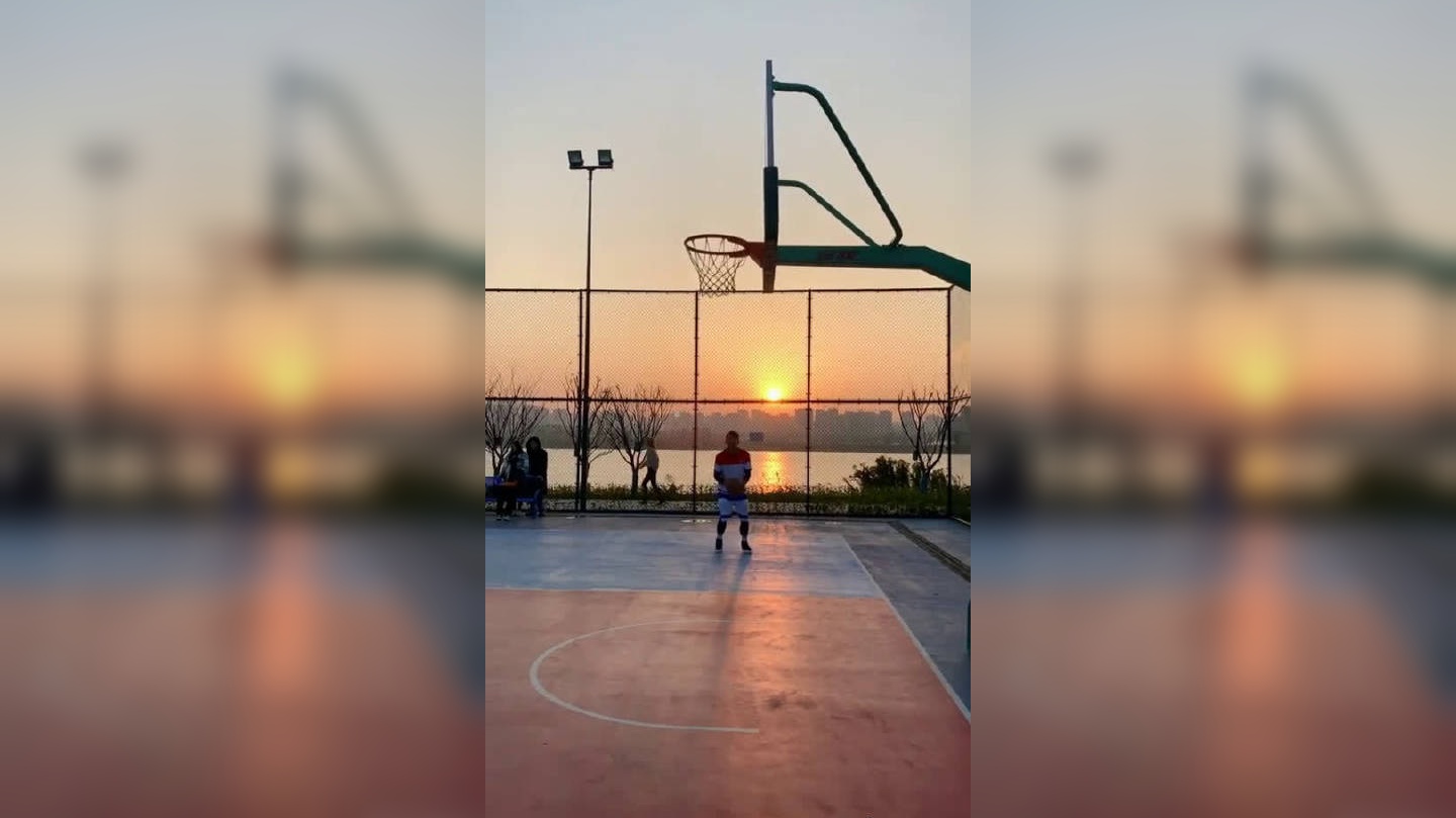 夕阳和这个投篮一样,太美太好看了