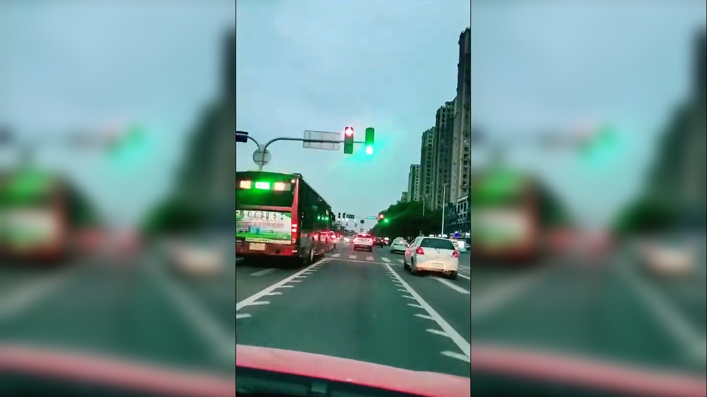 绿波时速,保持时速就能一路绿灯,这个真希望能广泛推广!