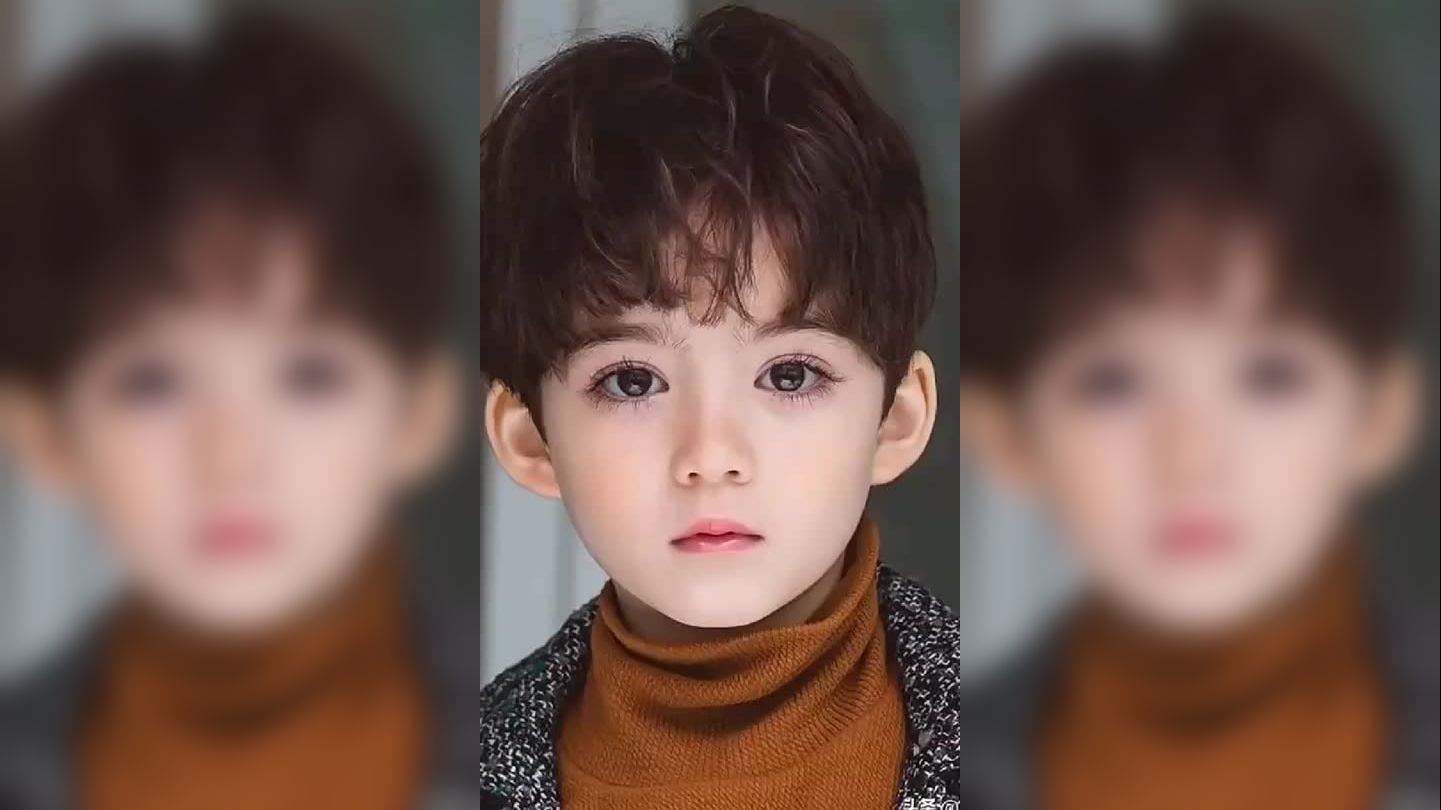这一定是妈妈带的孩子,长的浓眉大眼的,长大以后一定是个帅哥
