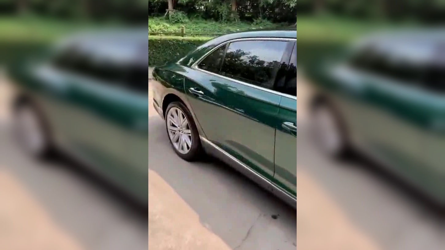 罗昊开豪车接周扬青逛街,一看方向盘我惊了,花钱买不到